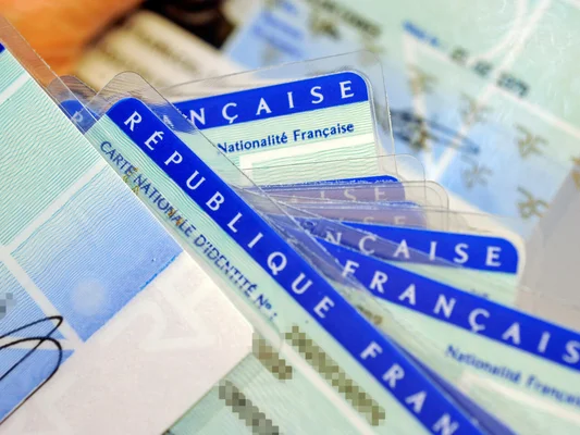 Cartes nationales d'identité françaises.