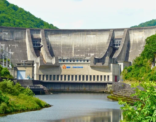 Barrage de Chastang, un ouvrage hydroélectrique d'EDF dans une vallée verdoyante.