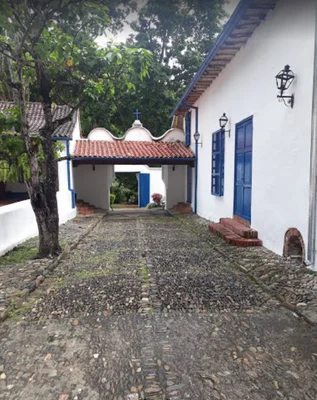 Entrée de l'Izcaragua Country Club, dans l'État de Miranda au Venezuela, avec une architecture coloniale.