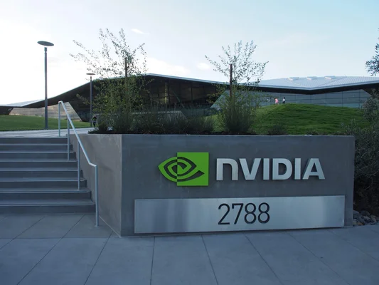 Bâtiment NVIDIA Endeavor lors de son inauguration, arborant une architecture moderne et un toit végétalisé.