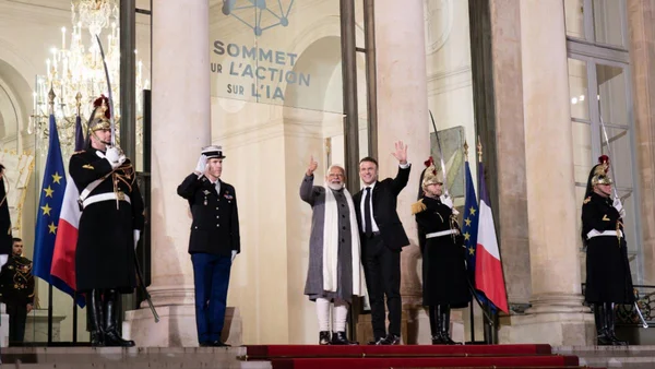 Emmanuel Macron et Narendra Modi à l'Élysée, entourés des gardes républicains.