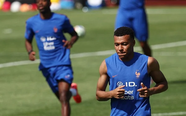 Un joueur des Bleus à l'entraînement sous la chaleur, au campus de Bentley.