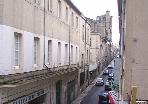 Rue de la bastide Saint-Vincent à Carcassonne, avec l'église en fond.