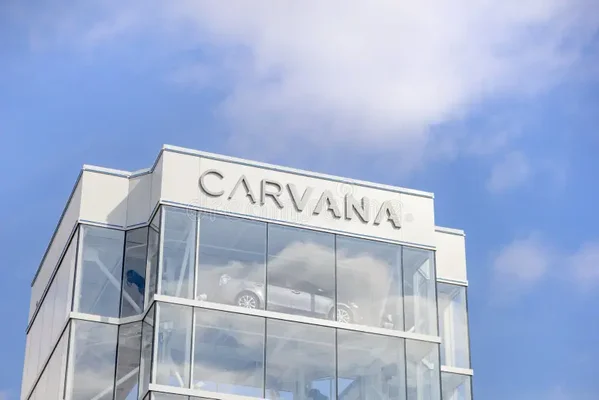 Tour Carvana montrant des véhicules dans son distributeur automatique.