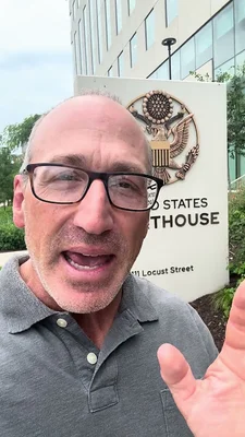Selfie d'un homme devant un palais de justice américain, lié à l'affaire de l'étudiant arrêté.