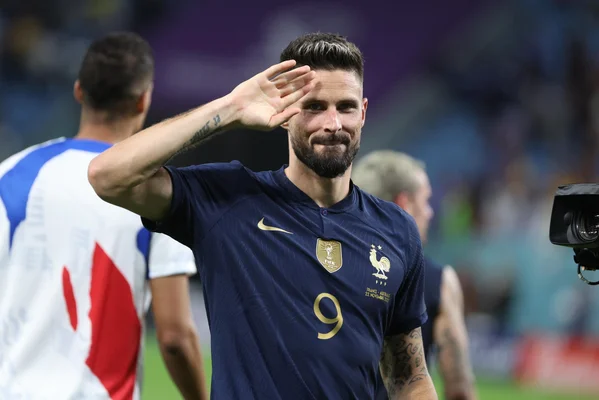 Olivier Giroud salue le public lors de son hommage au Stade de France.