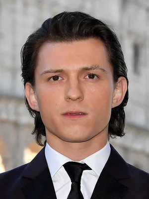 Tom Holland, portrait officiel en costume sombre.