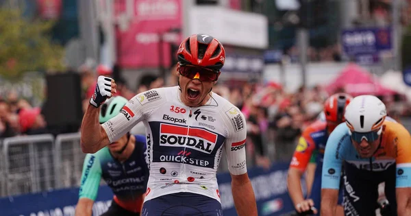 Paul Magnier célèbre sa victoire lors de la première étape du Giro, s'emparant du maillot rose.