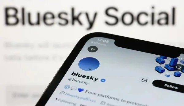 Smartphone affichant la page de profil de Bluesky Social.