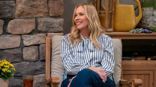Leanne Morgan dans un décor chaleureux pour la saison 2 de sa série Netflix.