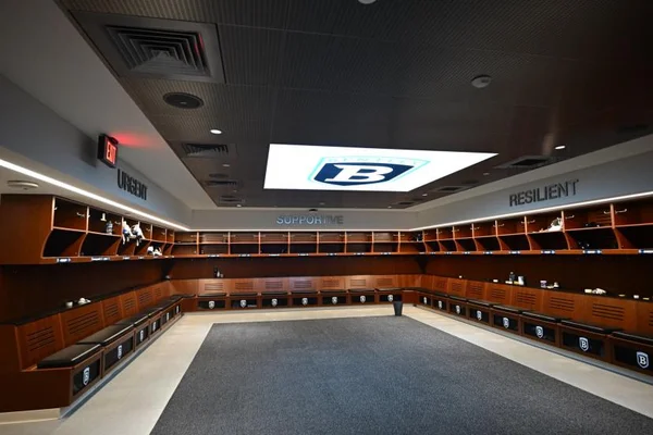 Vestiaire ultramoderne du centre d'entraînement de l'université de Bentley, inspiré du style NBA.