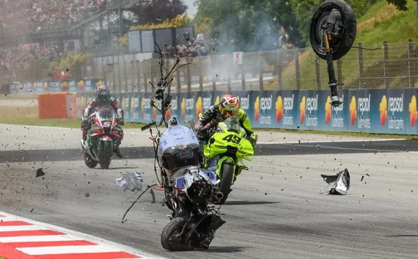 Accident violent impliquant Alex Marquez lors du Grand Prix de Catalogne, avec des débris éparpillés sur la piste.