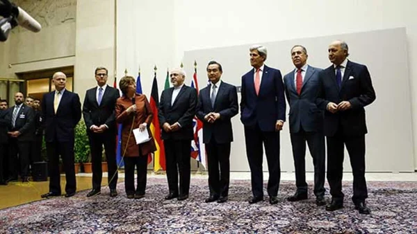 John Kerry et Angela Merkel lors d'une conférence de presse multilatérale sur le nucléaire iranien.