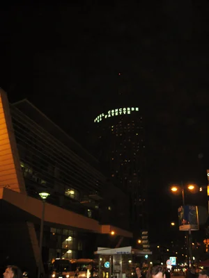 L' hôtel Concorde La Fayette vu de nuit à la fin du mois de novembre. C'est un hôtel 4 étoiles qui est attenant au Palais de Congrès que l'on distingue au premier plan de la photographie. Le Concorde La Fayette et le Palais des Congrès ont été inaugurés en 1974. Ils sont situés Porte Maillot. Paris, France.