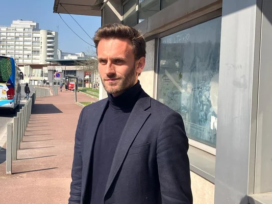 Tom Collen-Renaux, maire RN d'Amilly, dans les rues de la commune.