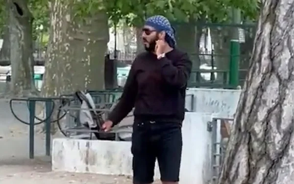 Abdalmasih Hanoun dans un parc à Annecy.