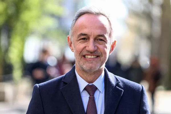 Emmanuel Grégoire, maire de Paris, présentant sa mesure de gratuité des cantines.