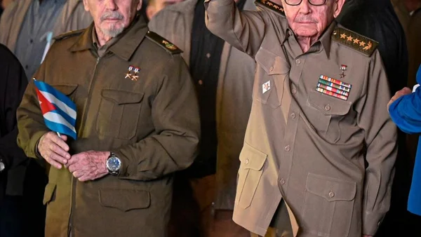 Ramiro Valdés (à gauche) et un autre commandant lors d'une cérémonie.