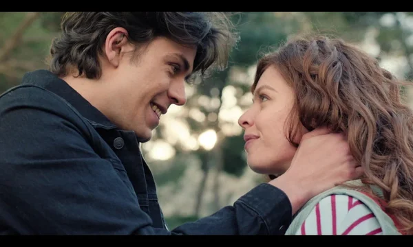 Un moment de complicité entre deux personnages dans l'épisode 616 de Plus belle la vie, encore plus belle.