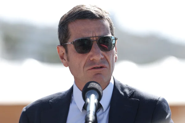 David Lisnard prenant la parole en extérieur lors d'une campagne.