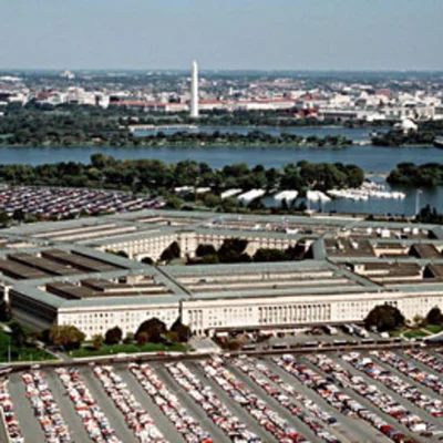 Le Pentagone à Arlington, Virginie, siège du département de la Défense américain, vu du ciel avec le Washington Monument en arrière-plan.