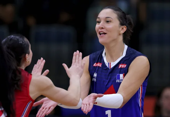 Héléna Cazaute, capitaine des Bleues, célèbre avec une coéquipière lors d'un match.