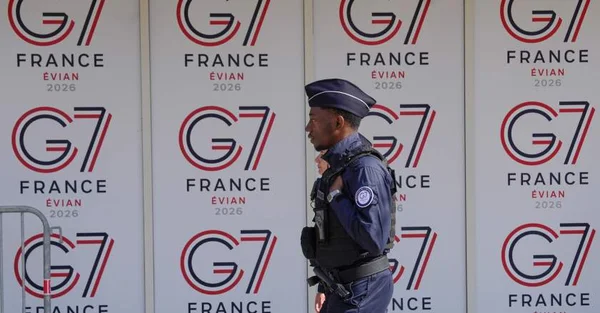 Un agent de police devant le logo du G7 à Évian.