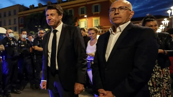 Éric Ciotti (à droite) et un autre élu LR lors d'une réunion nocturne à Nice.