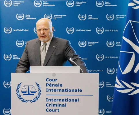 Karim Khan, procureur de la CPI, lors d'une déclaration sur l'Ukraine, avant sa suspension pour allégations d'inconduite.