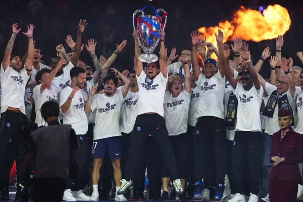 Victoire du PSG : les supporters parisiens célèbrent leurs héros dans une ambiance de folie