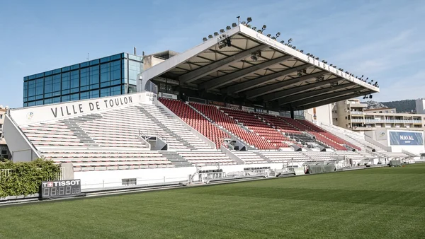 Les tribunes du Stade Mayol à Toulon, avec leurs sièges rouges et blancs et le toit caractéristique.