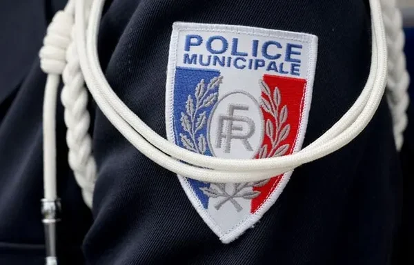 Écusson de la police municipale de Brest, avec les couleurs nationales et le monogramme RF.