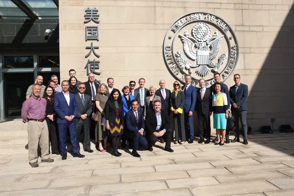 Le gouverneur Gavin Newsom avec le personnel de l'ambassade américaine à Pékin lors d'une réunion publique.