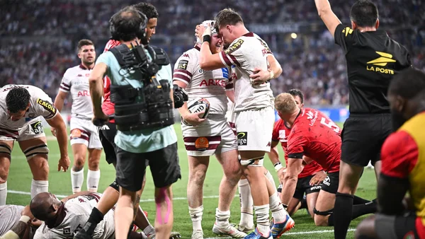 Joueur de l'UBB célébrant avec un coéquipier après un essai.
