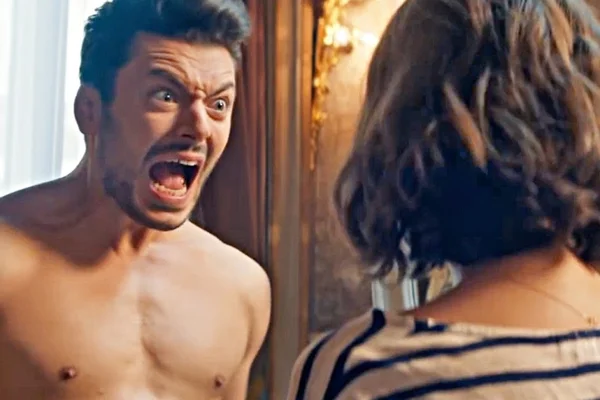Kev Adams dans une scène de 'Love Addict', criant après une femme.