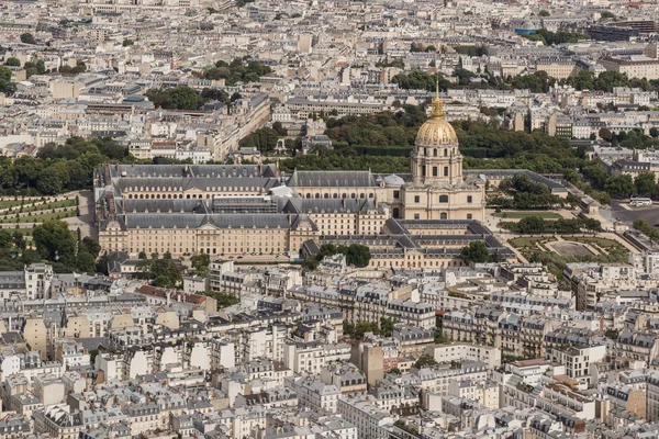 Vue aérienne de l'Hôtel des Invalides à Paris, avec son dôme doré et son architecture classique.