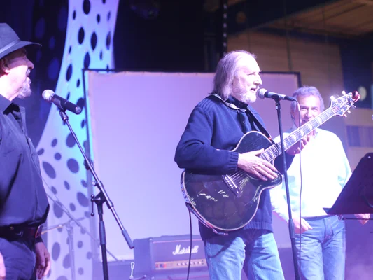 Les Musclés sur scène lors du Toulouse Game Show 2012, avec le chanteur principal à la guitare.