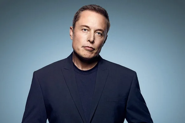 Elon Musk en portrait sur fond bleu.