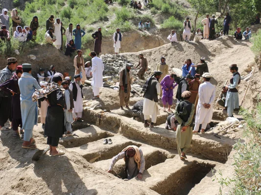 Préparation de tombes pour les victimes des frappes pakistanaises en Afghanistan.