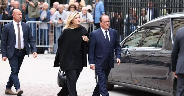 François Hollande et Julie Gayet se rendant aux obsèques de Bernadette Chirac à Paris.
