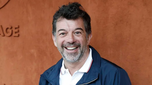 Stéphane Plaza souriant, réalisant un rêve d'enfant qui rendrait sa mère fière.