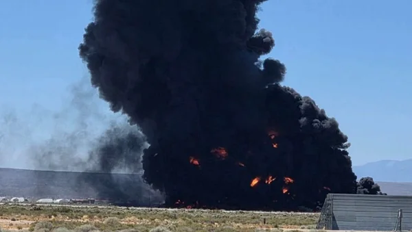 Colonne de fumée noire et flammes après l'écrasement d'un bombardier B-52 en Californie.