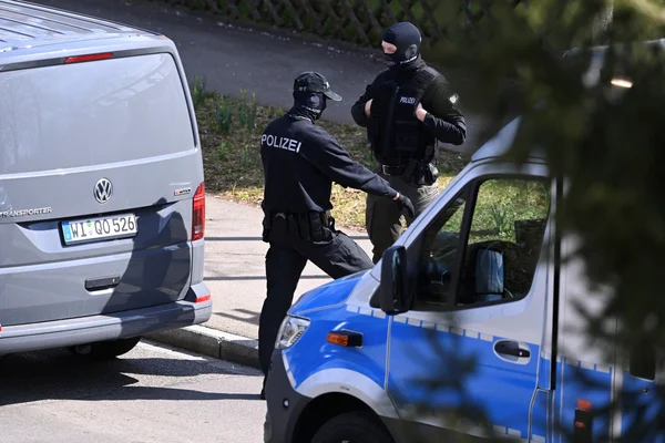 Des policiers armés lors d'une opération en Allemagne, illustrant le contexte de violences.