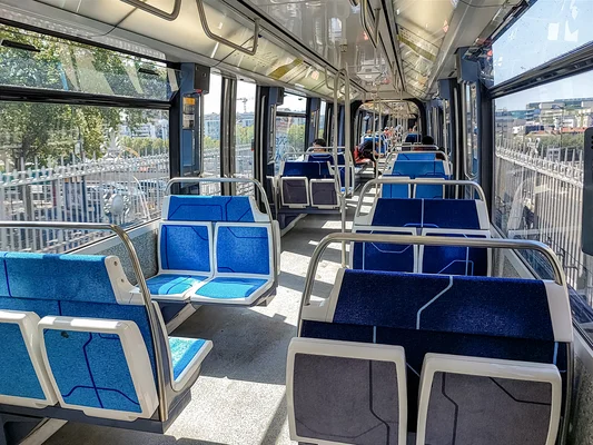 Intérieur d'une rame MP89 de la ligne 6 du métro de Paris, sur une section aérienne.