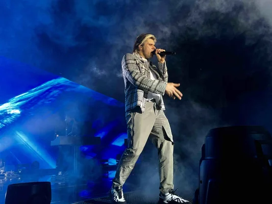 Orelsan sur scène à Grenoble devant près de 8 000 spectateurs.