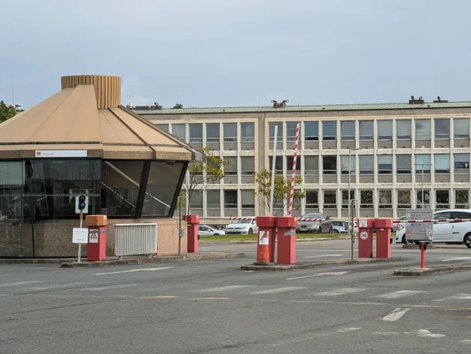Entrée du site Orange Innovation à Lannion, avec son poste de garde et ses barrières automatiques.