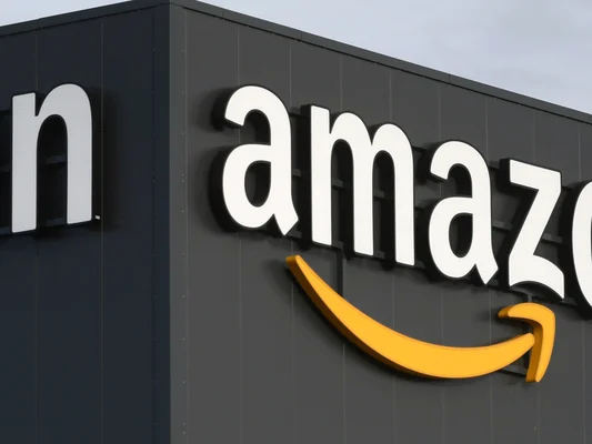 Logo d'Amazon fixé sur la façade d'un bâtiment.