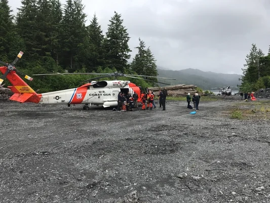 Hélicoptère des garde-côtes lors d'une mission de sauvetage près de Ketchikan, en Alaska.