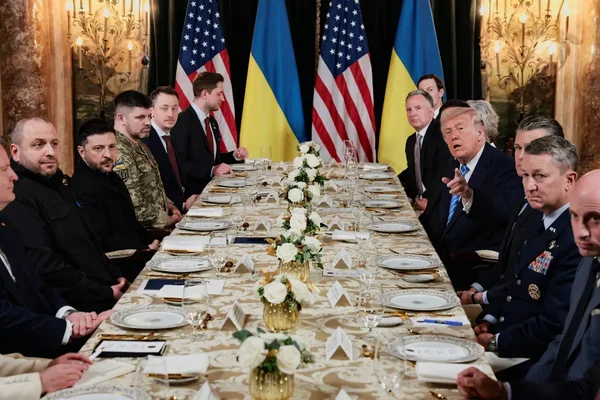 Donald Trump et Volodymyr Zelensky devant une porte monumentale.