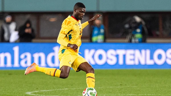 Thomas Partey en action avec le Ghana, dribblant lors d'un match